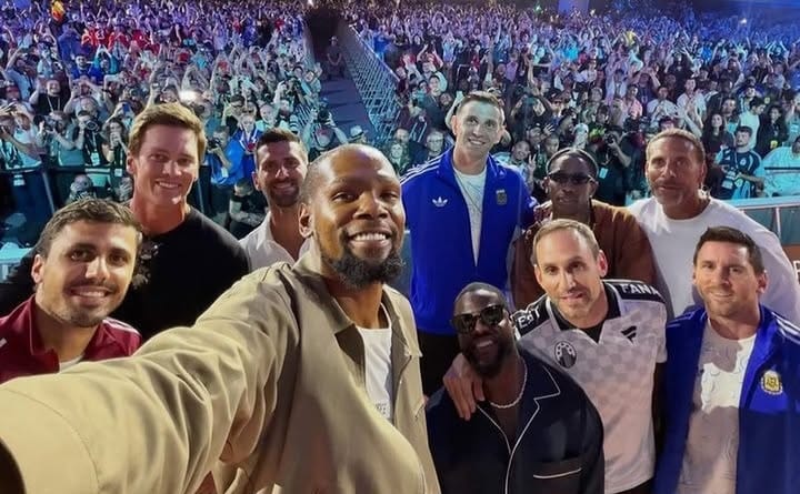 Lionel Messi berfoto selfie bersama Tom Brady, Novak Djokovic, Kevin Durant, dan figur lain di Fanatics Fest jelang final Piala Dunia 2026.