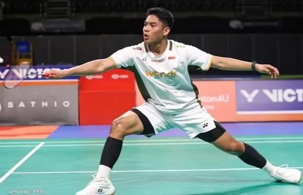 Moh Zaki Ubaidillah mengembalikan shuttlecock saat menghadapi Rasmus Gemke pada Japan Open 2026.