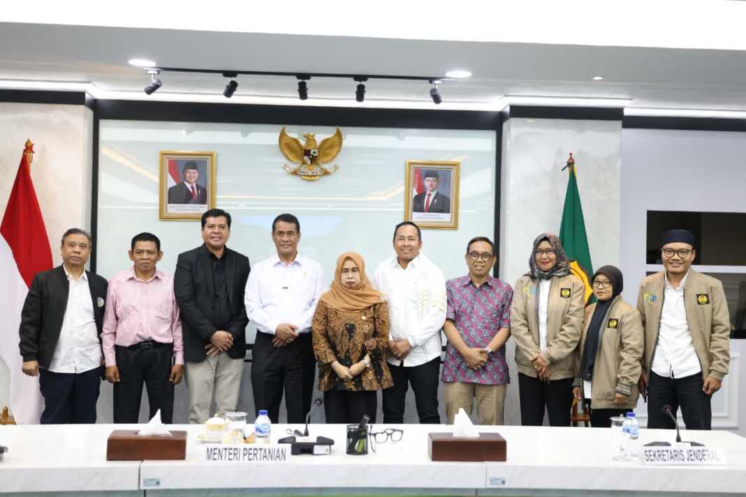 Menteri Pertanian Andi Amran Sulaiman berfoto bersama jajaran Unesa usai audiensi soal pengembangan benih kedelai unggul di Kantor Kementerian Pertanian, Jakarta, Senin, 27 Juli 2026.