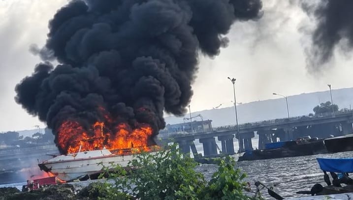 KM Paus Ramabosa terbakar saat bersandar di Benteng, Kepulauan Selayar, dengan asap hitam pekat membumbung dari badan kapal.