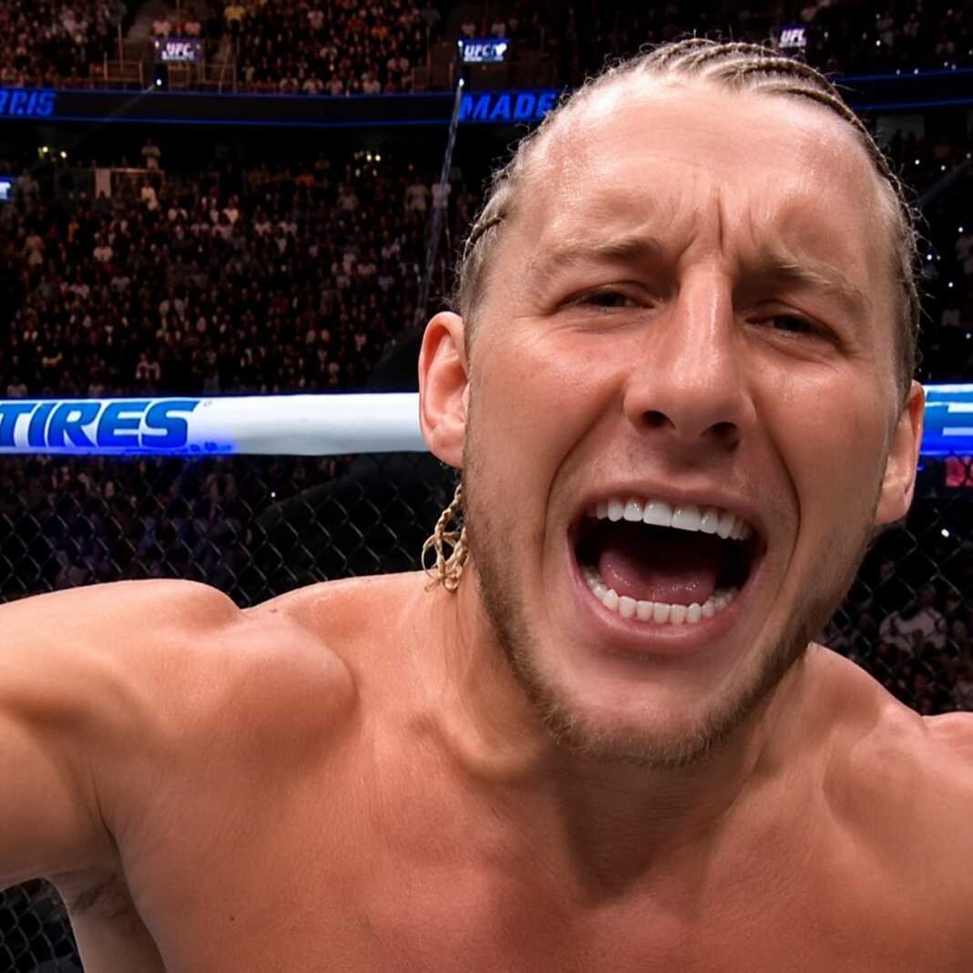 Paddy Pimblett berteriak ke arah kamera usai mengalahkan Benoit Saint Denis dalam laga UFC 329.