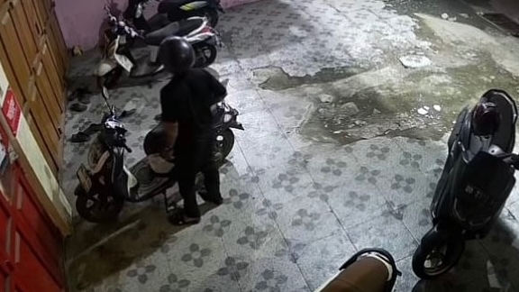 Rekaman CCTV yang menampilkan terduga pelaku curanmor di depan kantor JNT Express, Jalan Regge 2, Makassar.
