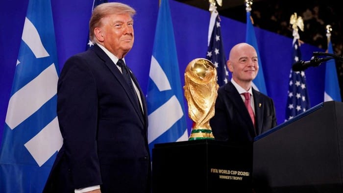 Donald Trump berdiri di samping trofi Piala Dunia 2026 bersama Presiden FIFA Gianni Infantino menjelang seremoni final di New Jersey.
