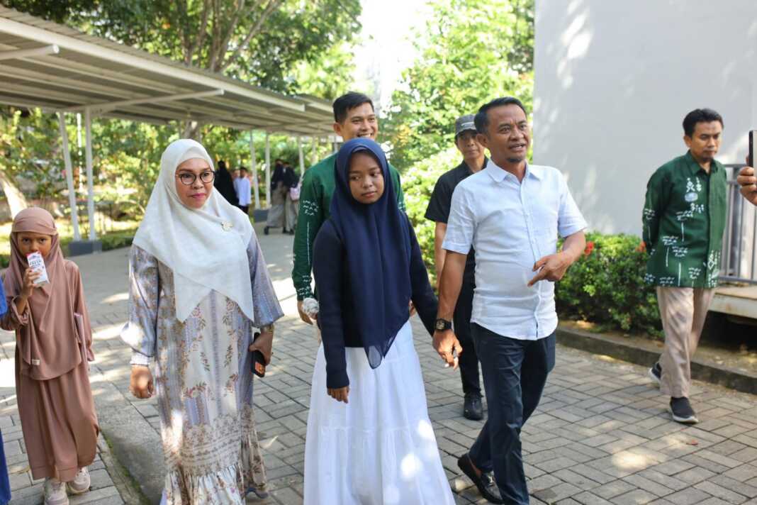 Bupati Bone Andi Asman Sulaiman mengantar putrinya memulai pendidikan di SMP-SMA Islam Athirah Bone