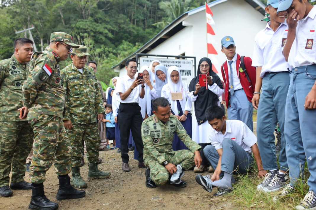 Bupati Bone Andi Asman Sulaiman mengunjungi UPT SMA Al Jameah Pattuku di Kecamatan Bontocani dan menghadiahkan sepatu kepada siswa