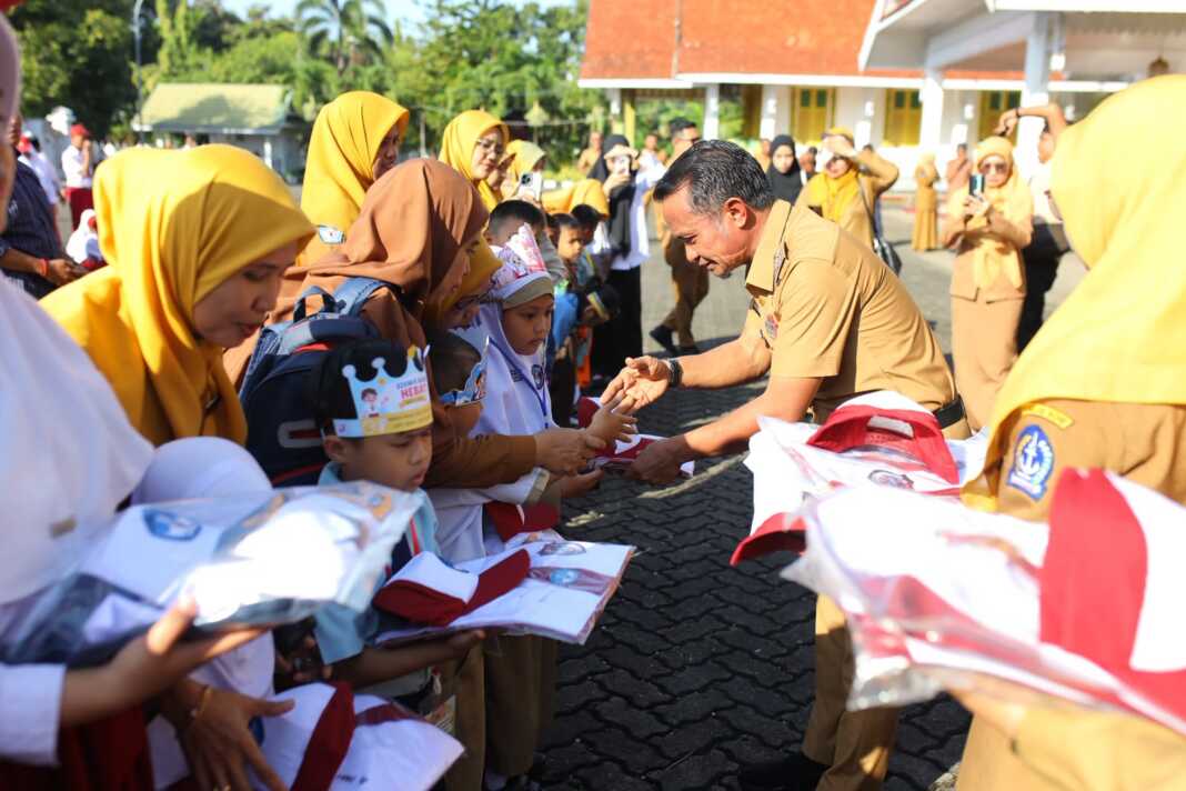 Bupati Bone Andi Asman Sulaiman menyerahkan 18.426 seragam sekolah gratis bagi siswa SD dan SMP