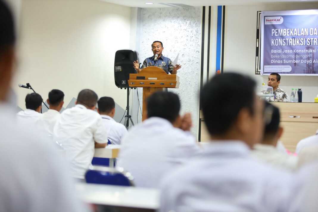 Bupati Bone Andi Asman Sulaiman saat membuka Pembekalan dan Uji Sertifikasi Tenaga Kerja Konstruksi