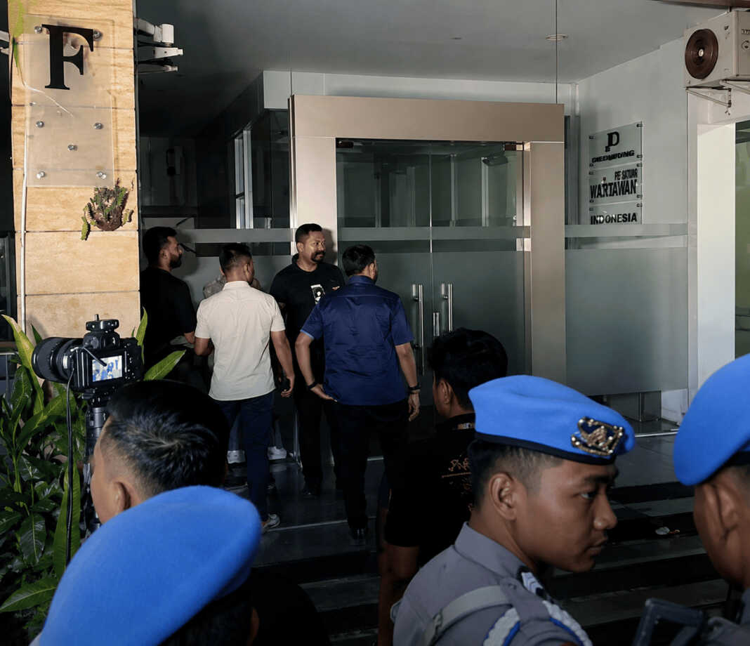 Tim penyidik gabungan Polri dan Polda Metro Jaya menggeledah sebuah ruko di Cipete, Jakarta Selatan.