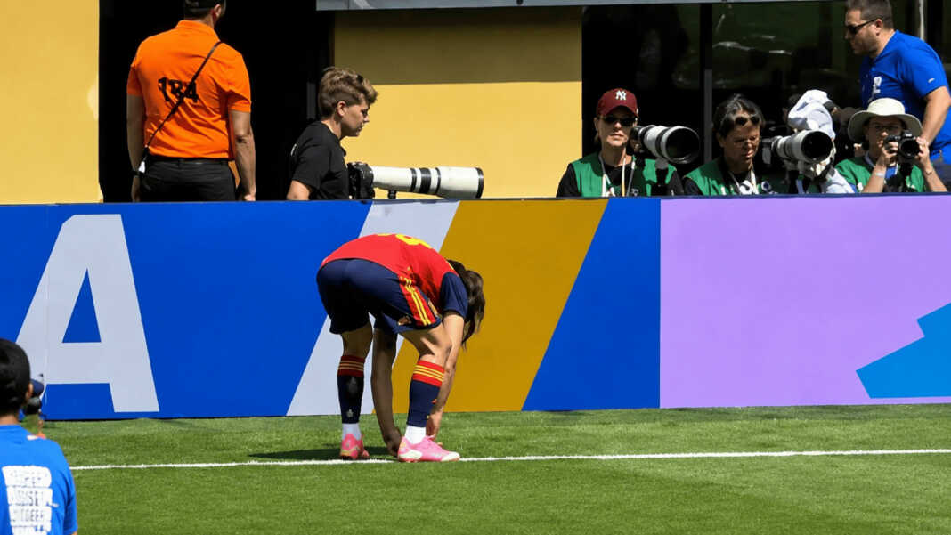 Marc Cucurella membungkuk di tepi lapangan sesaat sebelum final Spanyol vs Argentina untuk mengubur koin sebagai ritual keberuntungan Piala Dunia 2026.