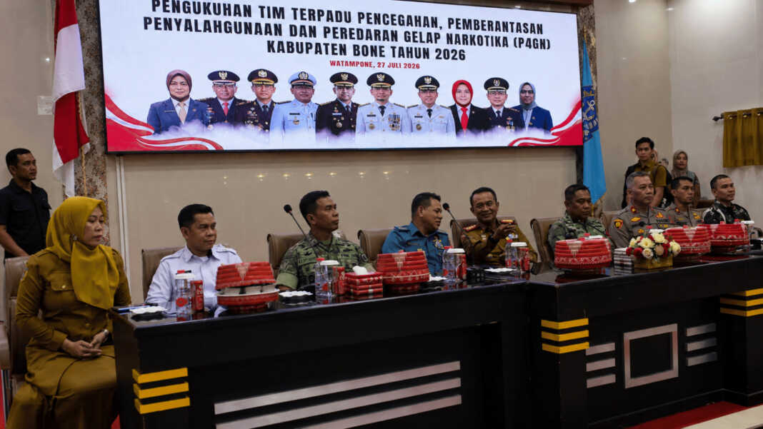 Suasana rapat Forkopimda dan pengukuhan tim terpadu P4GN Kabupaten Bone di Baruga Lateya Riduni, Watampone, Senin, 27 Juli 2026.