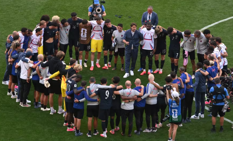 Pemain Amerika Serikat berkumpul di lapangan setelah tersingkir dari Piala Dunia 2026 usai dikalahkan Belgia.