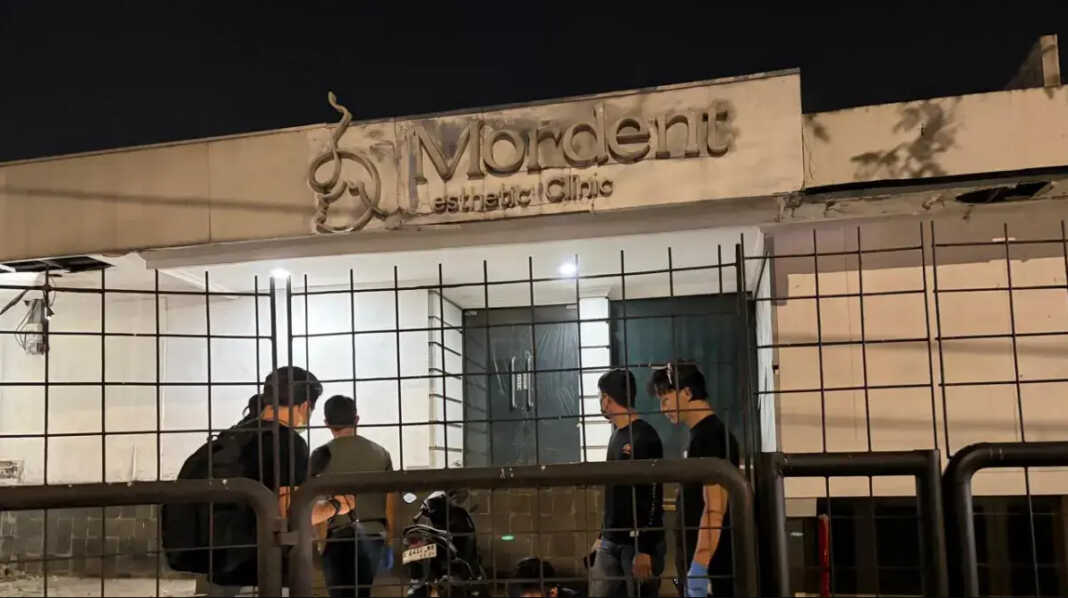 Polisi gelar olah TKP kasus meninggalnya seorang pria bernama Sutrimo yang ditemukan dalam kondisi tidak sadarkan diri di halaman Klinik Mordent, Kebayoran Baru, Jakarta Selatan, pada Kamis (23/7).