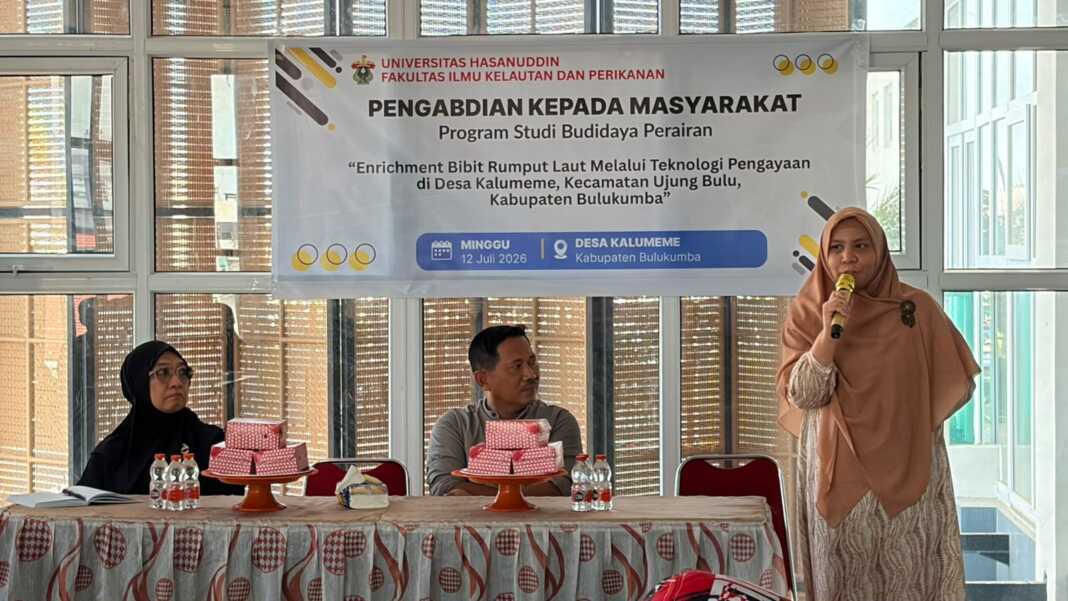 Dosen FIKP Unhas, Andi Aliah Hidayani, memperkenalkan program kebun bibit rumput laut di Bulukumba
