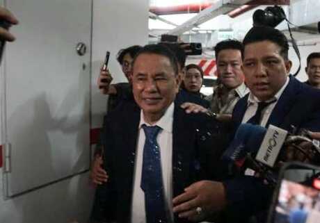 Hotman mendampingi Febrie saat menjalani pemeriksaan perdana sebagai tersangka dalam kasus dugaan tindak pidana korupsi di Kejaksaan Agung (Kejagung), Jumat (17/7/2026).