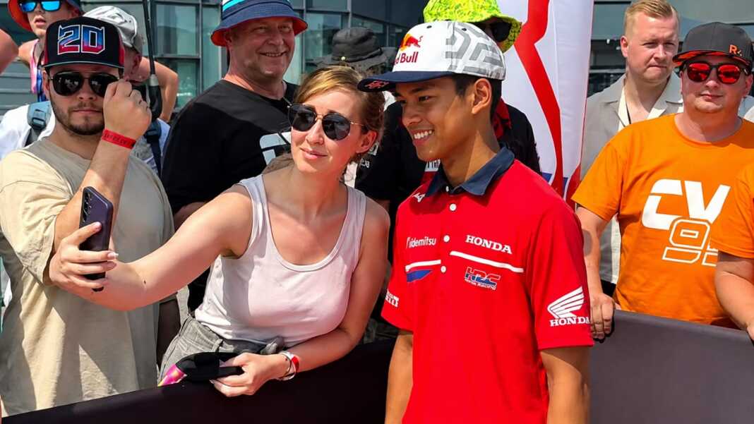 Veda Ega Pratama foto dengan fans.