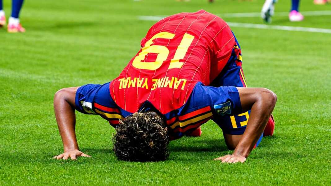 Lamine Yamal sujud syukur seusai mencetak gol perdana di Piala Dunia 2026.