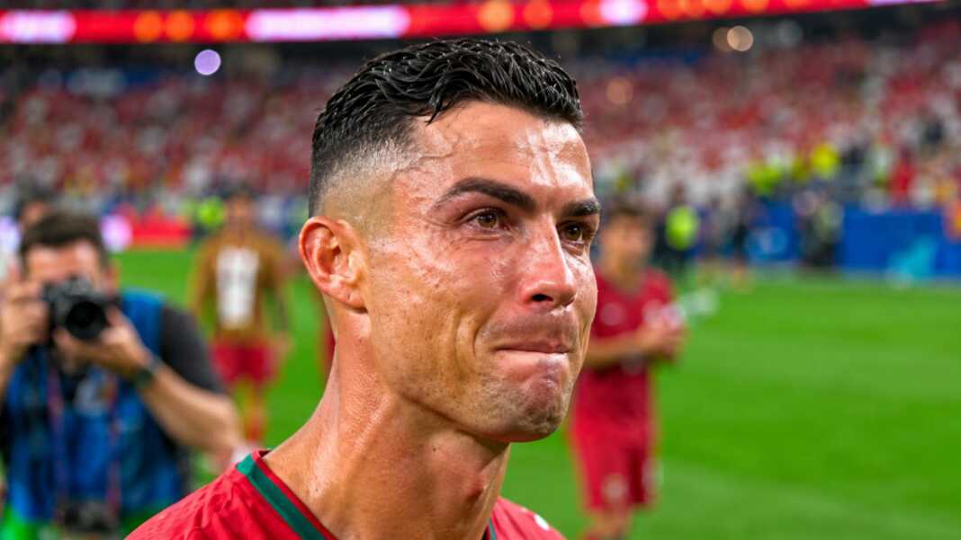 Ronaldo menangis setelah Portugal kalah menyakitkan 0-1 dari Spanyol di masa injury time.