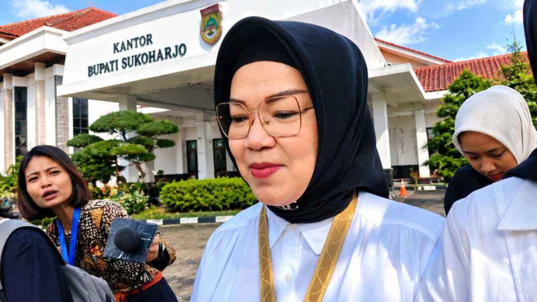 Bupati Sukoharjo Etik Suryani ditangkap KPK karena kasus memeras anak buah.
