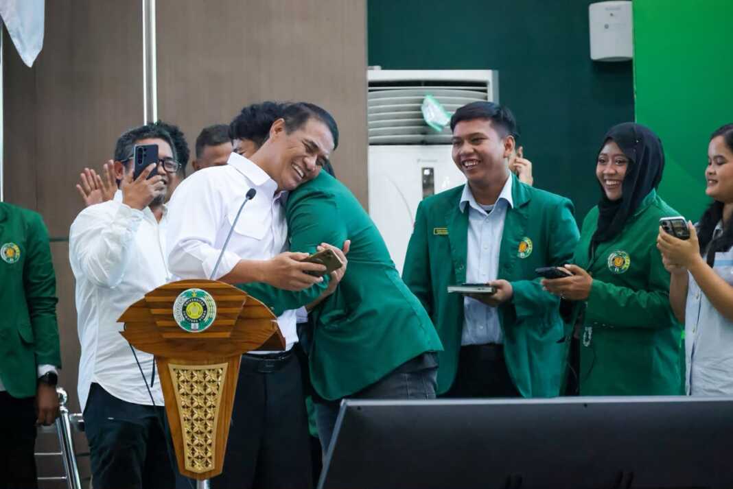 Mentan Amran Bantu Mahasiswa Penjual Mochi dan Tindak Laporan Distributor Pupuk di Sidikalang