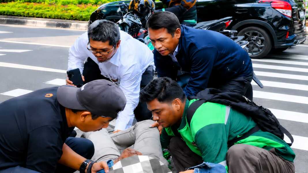 Menteri Pertanian Andi Amran Sulaiman datang terlambat tiba di Istana Kepresidenan untuk mengikuti rapat terbatas bersama Presiden Prabowo Subianto karena harus berhenti membantu korban kecelakaan lalu lintas di tengah perjalanan.