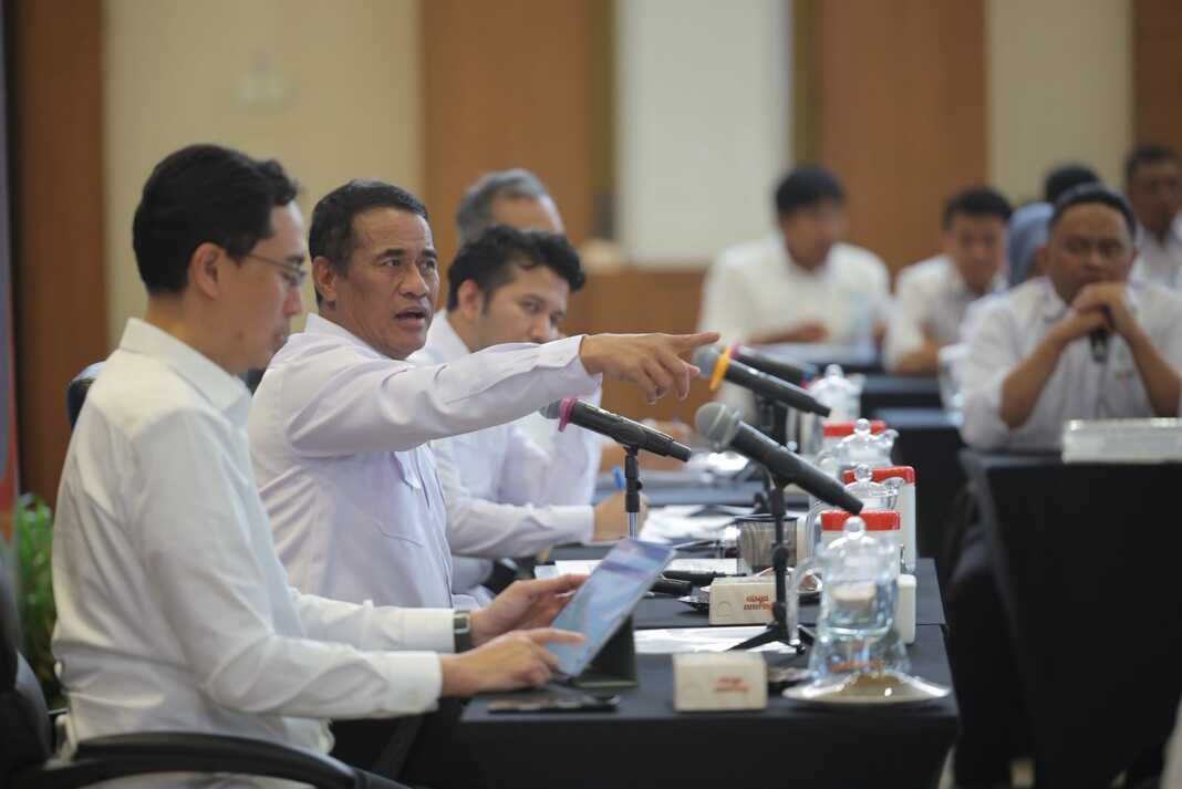 Menteri Pertanian Andi Amran Sulaiman langsung bergerak cepat setelah menerima laporan adanya dugaan sejumlah perusahaan yang menolak membeli tebu maupun gula milik petani. Saat memimpin Rapat Percepatan Swasembada Gula bersama jajaran PT Sinergi Gula Nusantara (SGN) di Surabaya, Jawa Timur, Rabu (22/7/2026), Mentan Amran seketika menghentikan pembahasan dan langsung memerintahkan agar laporan tersebut ditindaklanjuti.