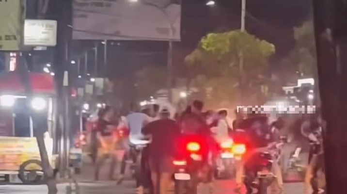 Tangkapan layar unggahan aksi kelompok bersenjata di Jalan Urip Sumoharjo, Makassar.