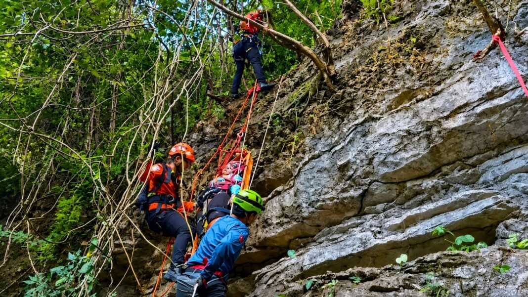Tim SAR evakuasi enam mahasiswa Unhas dari tebing terjal di Gunung Kalibbong Alloa, Kabupaten Pangkep, Senin 27 Juli 2026.