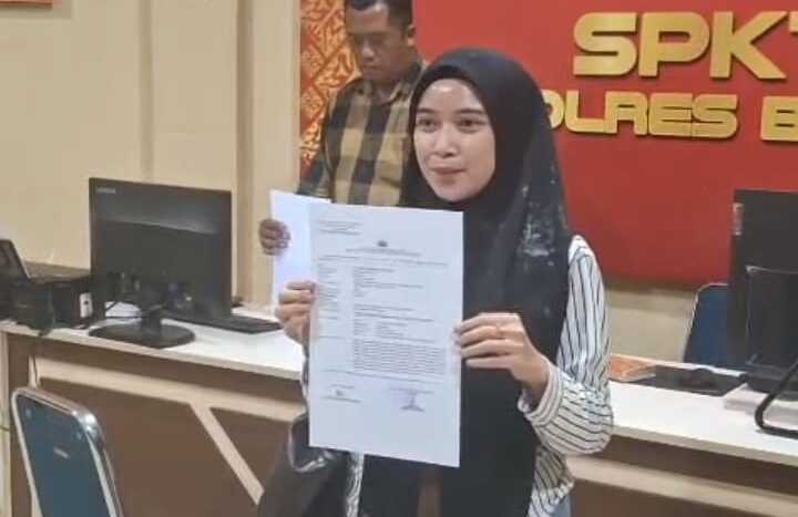 Korban Yuli, saat melaporkan kasus dugaan penganiayaan yang menimpanya ke Polres Bone