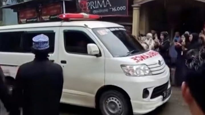Ambulans dan warga terlihat dalam suasana duka terkait kasus tewasnya Setiawan, warga Sinjai, yang meninggal di Morowali.