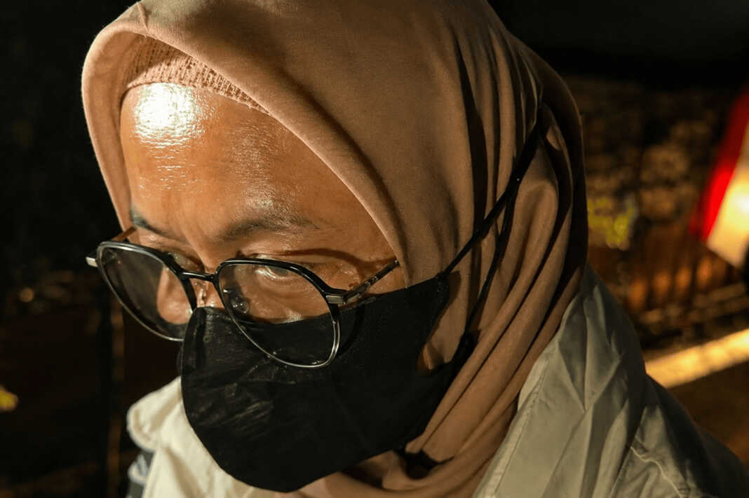 Noor Faizah Maenofie, istri Bupati Pemalang Anom Widiyantoro, dalam potret resmi dan saat tiba di Gedung Merah Putih KPK.