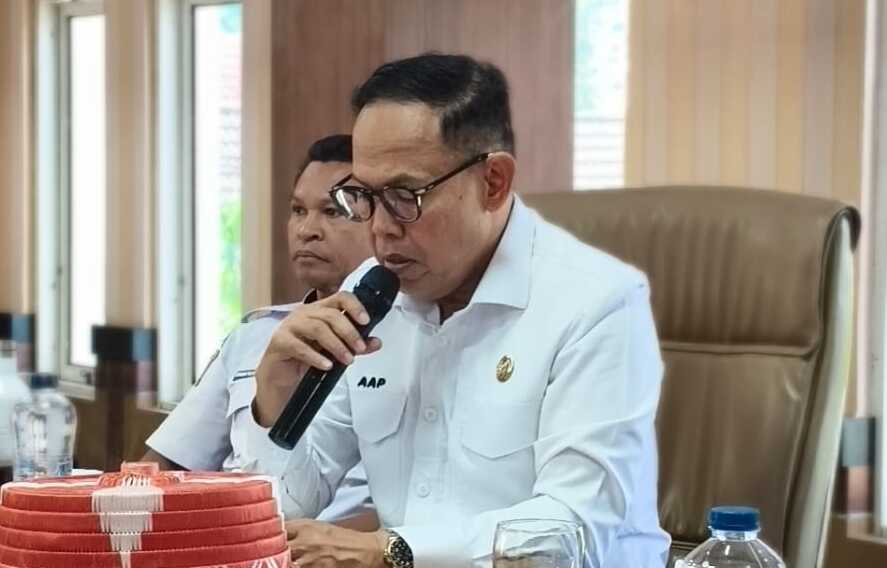 Wakil Bupati Bone memimpin rapat TPID membahas kelangkaan elpiji dan BBM di Kabupaten Bone