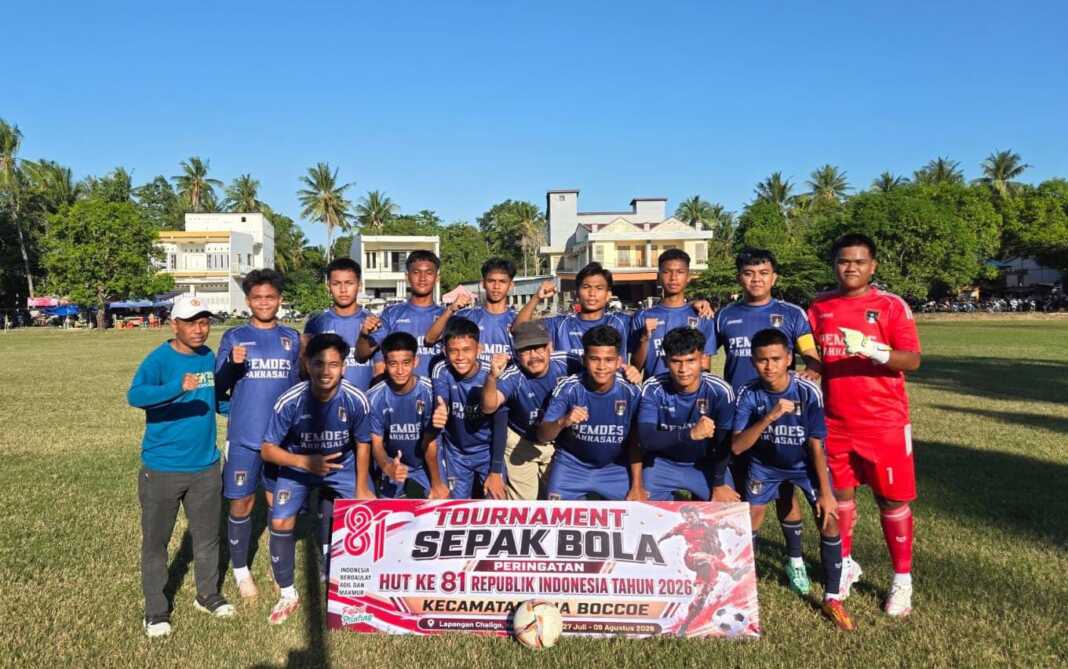 Kesebelasan Desa Pakkasalo merayakan kemenangan usai menang adu finalty melawan tim dari Desa Cabbeng