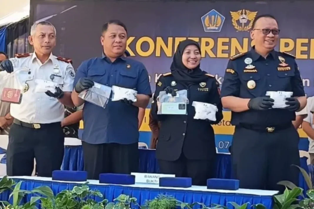Konferensi pers terkait pengungkapan kasus penyelundupan narkotika jaringan internasional melalui jalur udara dari Bandara Kuala Lumpur, Malaysia tujuan Bandara Internasional Sultan Hasanuddin, di Kantor Bea Cukai Makassar, Sulawesi Selatan, Selasa (7/7/2026). Foto: Dokumentasi Pribadi