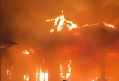 Aula PKK di kompleks Kantor Camat Lanrisang, Kabupaten Pinrang, Sulawesi Selatan, terbakar pada Rabu malam (15/7/2026), sekitar pukul 23.15 Wita.