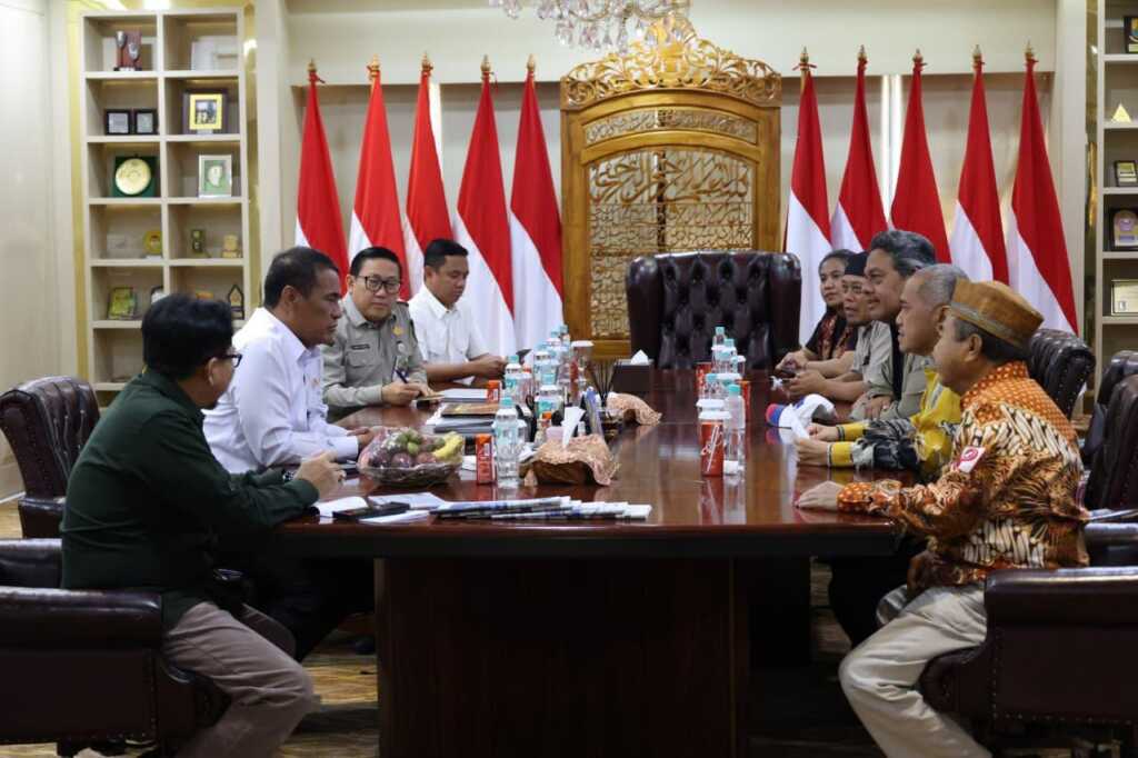 Mentan Amran saat menerima audiensi Perhimpunan Insan Perunggasan Rakyat Indonesia (PINSAR) di Kantor Pusat Kementerian Pertanian, Jakarta, Senin (27/7).