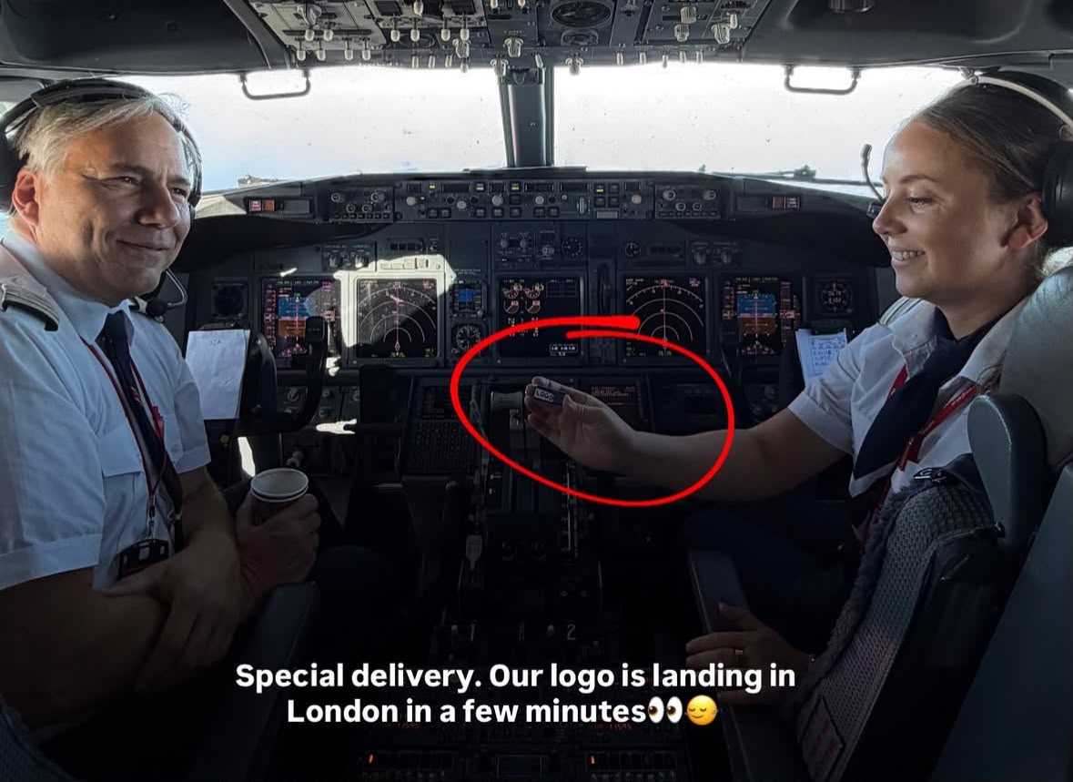 Pilot Norwegian terlihat membawa benda kecil bertuliskan logo