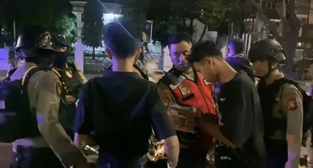 Polrestabes Makassar menangkap joki balap liar, Minggu (12/7/2026) dini hari. Dok. Polrestabes Makassar.