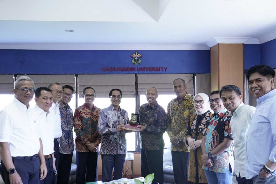 Rektor Unhas Prof. Dr. Ir. Jamaluddin Jompa bersama jajaran Tiran Group yang dipimpin Direktur Utama Rahman Arif di Ruang Rektor Unhas, Senin (7/7/2026).