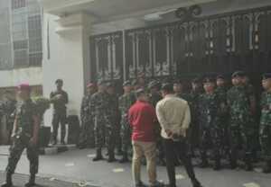 Rumah Jampidsus Kejaksaan Agung Febrie Ardiansyah di kawasan Kramat Pela, Jakarta Selatan, tampak dijaga ketat aparat.