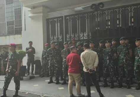 Rumah Jampidsus Kejaksaan Agung Febrie Ardiansyah di kawasan Kramat Pela, Jakarta Selatan, tampak dijaga ketat aparat.