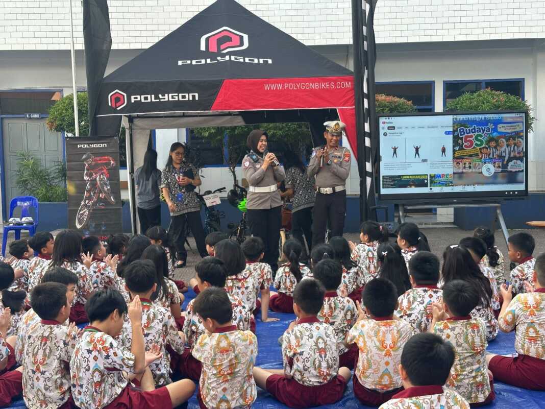 Satlantas Polres Bone menggelar program Police Goes to School di SD Kristen Kalam Kudus Watampone