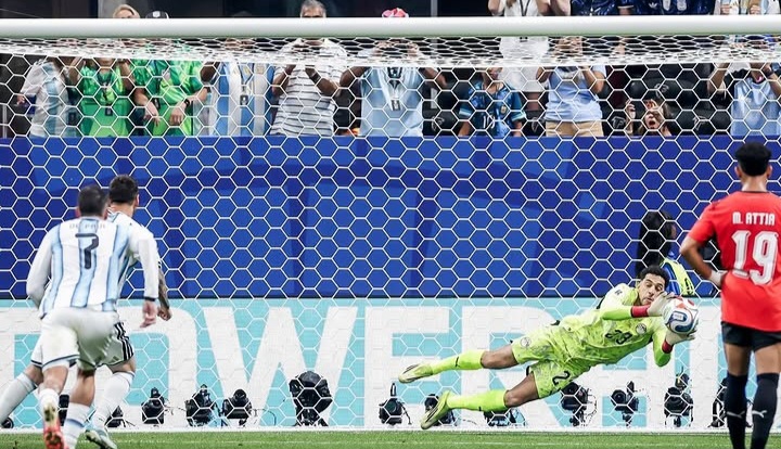 Messi maju sebagai eksekutor, tetapi tembakannya digagalkan kiper Mesir, Mostafa Shobeir. dok/folksy_football