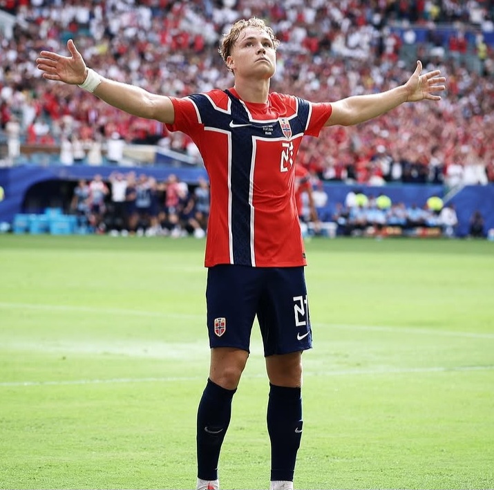 Goll Andreas Schjelderup membuat Norwegia unggul atas Inggris