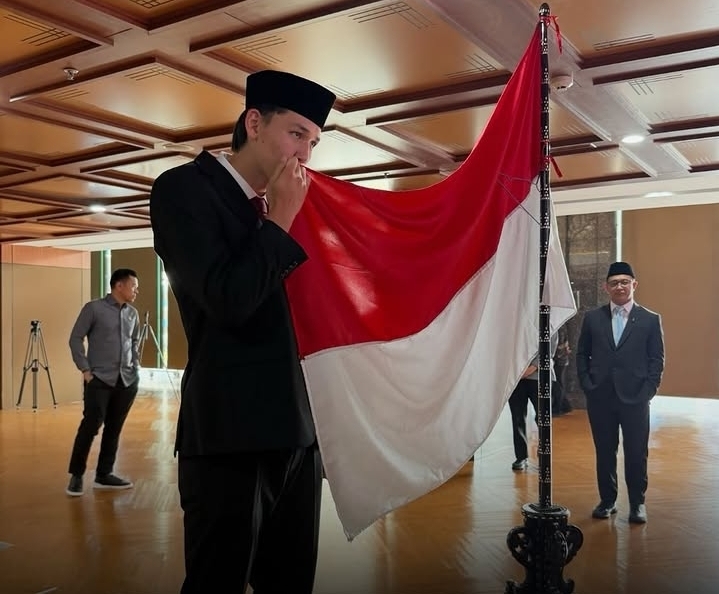 Mitchell Baker resmi menjadi Warga Negara Indonesia setelah menjalani sumpah kewarganegaraan di Jakarta. Penyerang berusia 19 tahun itu diproyeksikan menjadi opsi baru di lini depan Timnas Indonesia menuju AFF Cup 2026.