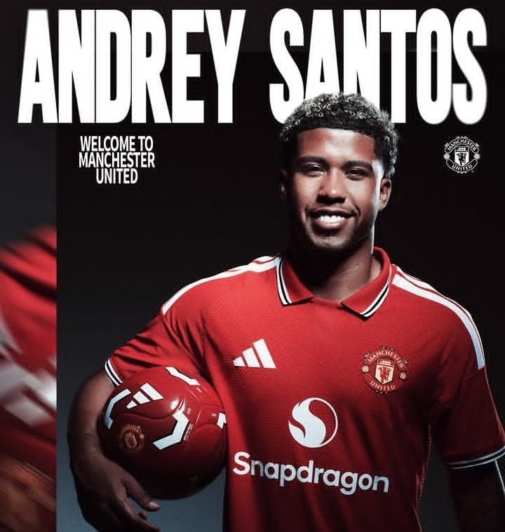 Manchester United resmi merekrut Andrey Santos dari Chelsea dengan kontrak hingga Juni 2031. Gelandang Brasil berusia 22 tahun itu akan mengenakan nomor punggung 17 di Old Trafford.