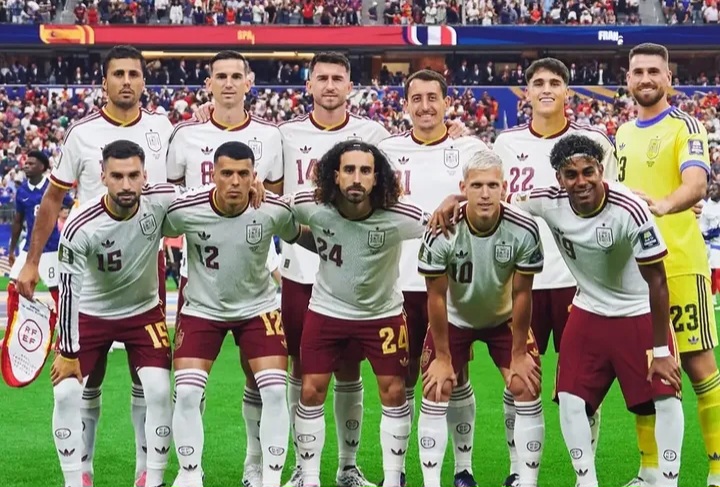Spanyol memastikan tiket ke final Piala Dunia 2026 usai menyingkirkan Prancis. La Roja menyamai rekor Italia dengan 37 laga tak terkalahkan dan mengalahkan Les Bleus tiga semifinal beruntun.