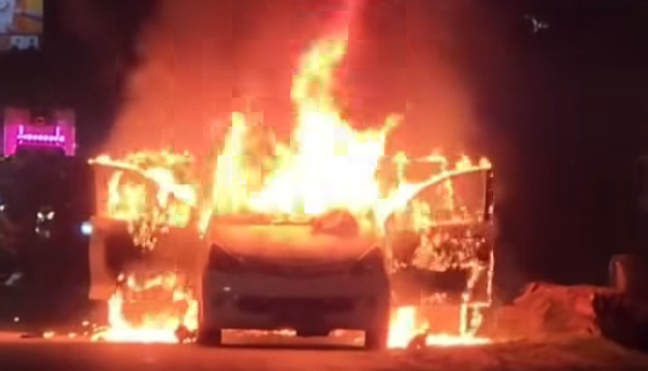 Mobil terbakar di Jalan Perintis Kemerdekaan Makassar, tepatnya depan Karsa Minisoccer, Sabtu malam 25 Juli 2026. Penyebab dan korban masih dalam penyelidikan. Foto: Dok. Warga`