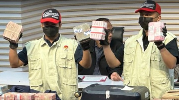 KPK sita uang 2,7 miliar barang bukti OTT Bupati Pemalang Anom Widiyantoro`