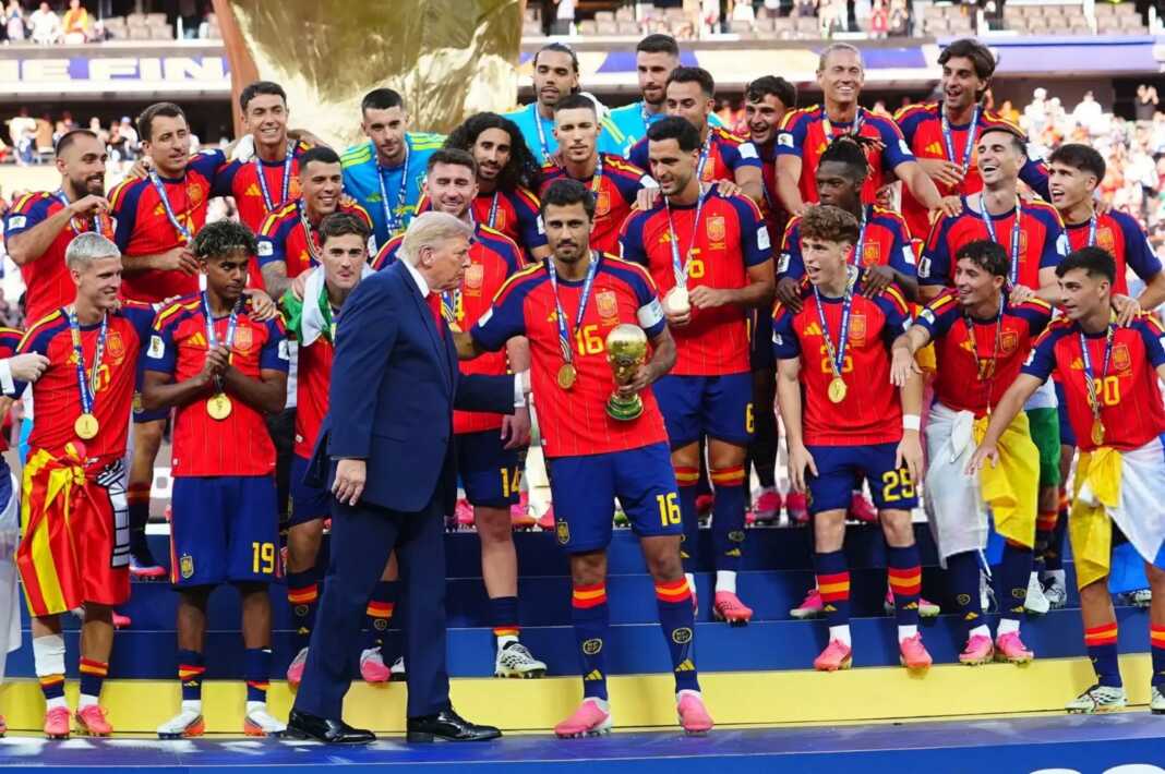 Trump kembali mencuri sorotan saat Spanyol mengangkat trofi juara dunia, memicu kontroversi di podium perayaan. Dok. Istimewa.