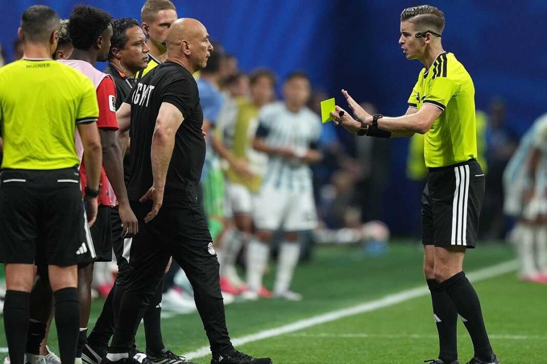 Wasit memberi kartu kuning kepada pelatih kepala mesir, Hossam Hassan